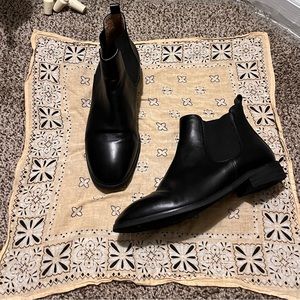 Women’s black boots size 7.5